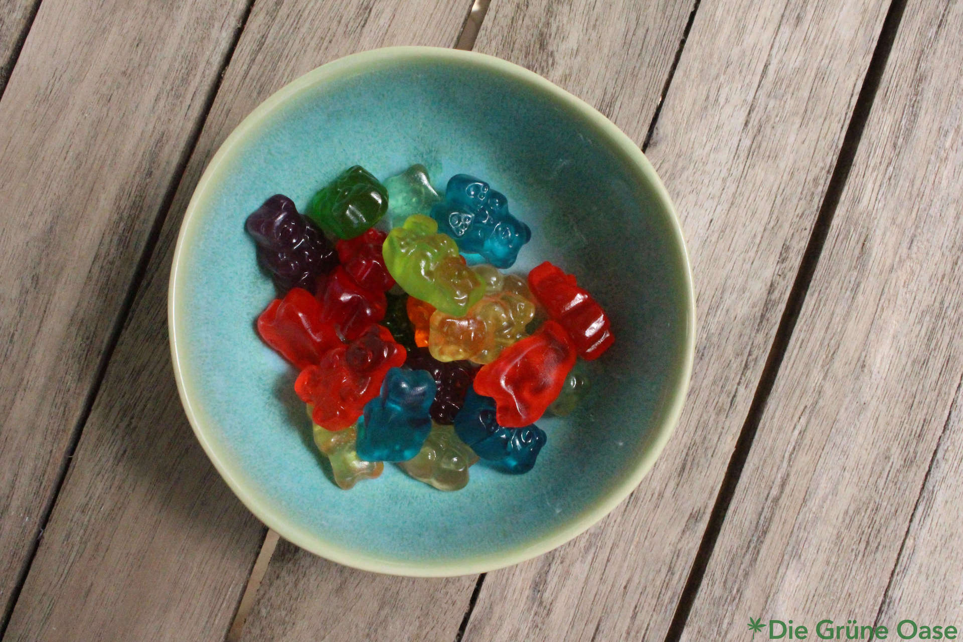 CBD Naturecan Gummibären in der Schale